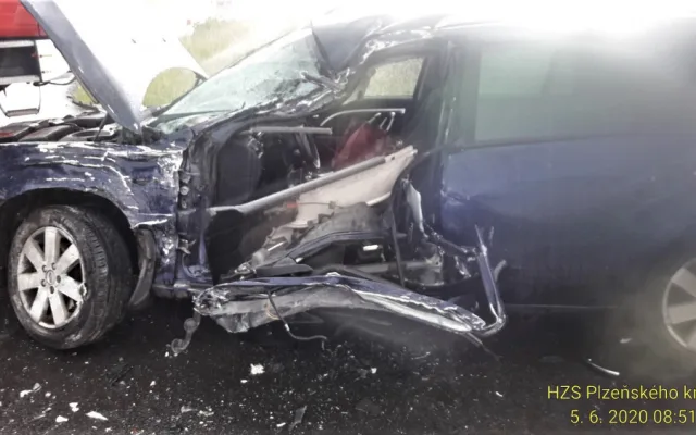 Řidič (81) nákladního automobilu nedal přednost v jízdě a způsobil těžkou nehodu
