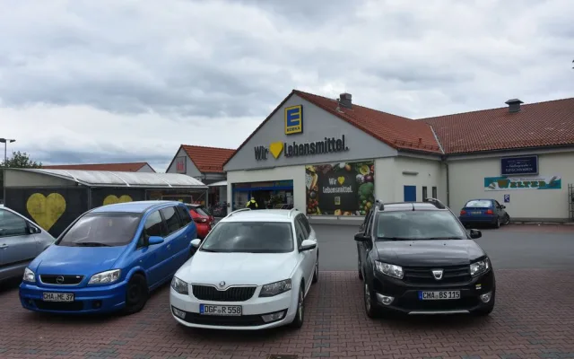Před supermarkety ve Furthu parkovaly jen německé vozy