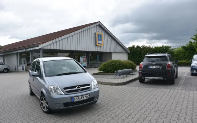 Před supermarkety ve Furthu parkovaly jen německé vozy