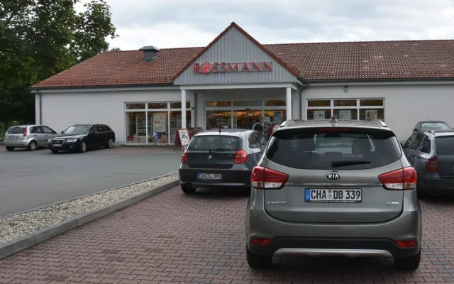 Před supermarkety ve Furthu parkovaly jen německé vozy