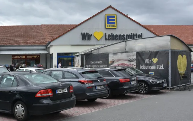 Před supermarkety ve Furthu parkovaly jen německé vozy