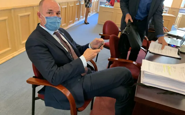 Nově sedí Josef Bernard v poslední řadě mezi zastupiteli kraje