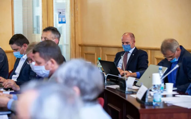 Nově sedí Josef Bernard v poslední řadě mezi zastupiteli kraje