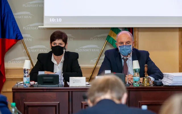 Josef Bernard těsně před svým odvoláním z funkce hejtmana. Vedle sedí náměstkyně Marcela Krejsová (ODS), na kterou přešly pravomoci odvolaného hejtmana