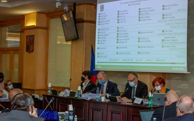 Takto hlasovali zastupitelé o odvolání Josefa Bernarda