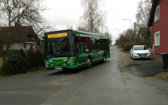 Loni v dubnu se testovala průjezdnost Výsluní různými typy autobusů