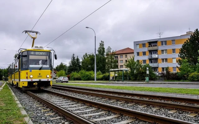 Po nejvytíženější tramvajové lince číslo 4 by měly v budoucnu jezdit největší tramvaje v zemi