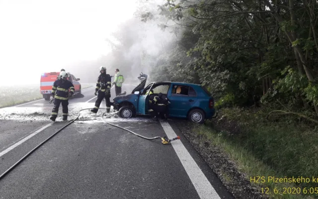 Automobil na Domažlicku začal po nehodě hořet