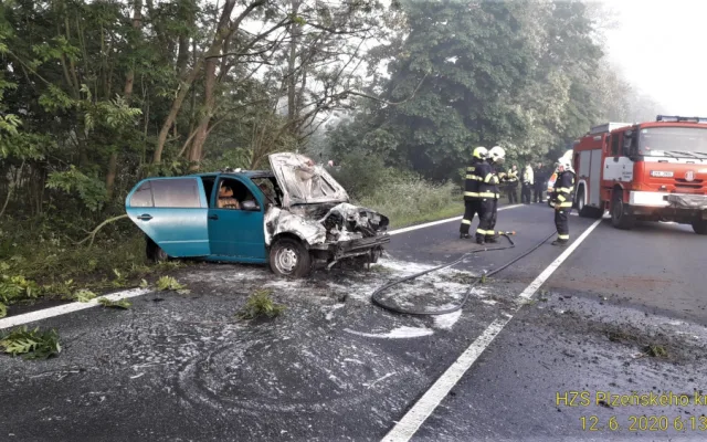 Automobil na Domažlicku začal po nehodě hořet