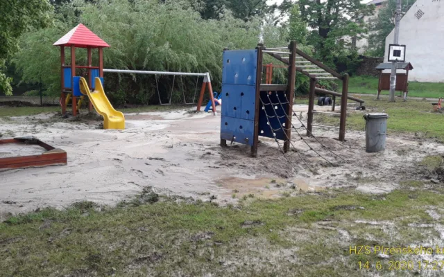 Přívalové lijáky se prohnaly mnoha obcemi kraje a zanechaly za sebou spoušť