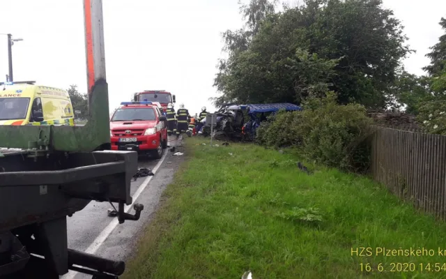 Při srážce dodávky s kamionem se zranilo sedm lidí, jedna spolujezdkyně nepřežila
