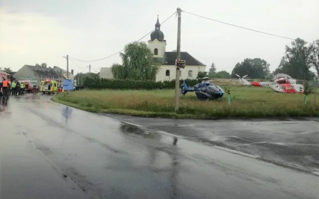 Při srážce dodávky s kamionem se zranilo sedm lidí, jedna spolujezdkyně nepřežila