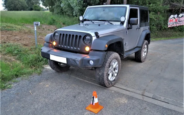 Jeep vjel na přejezd kde blikala červená světla, střet s vlakem se obešel bez zranění