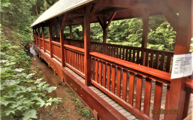 Turistická lávka přes roklinu u Zábělé prošla rekonstrukci a vybízí k procházce