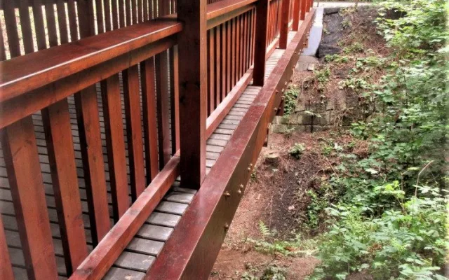 Turistická lávka přes roklinu u Zábělé prošla rekonstrukci a vybízí k procházce