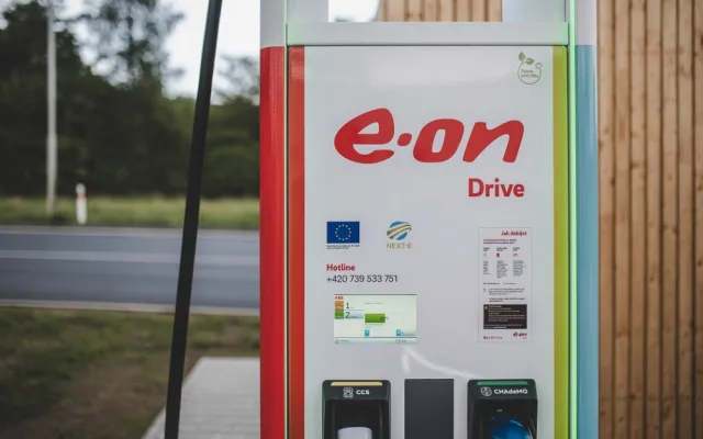 E.ON otevřel na Rozvadově ultrarychlou dobíječku, elektromobily nabije zelenou energií