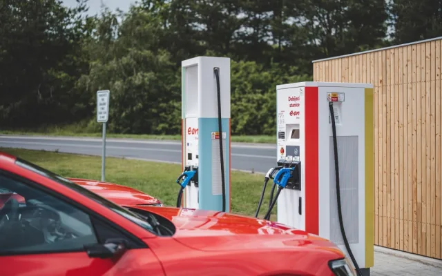 E.ON otevřel na Rozvadově ultrarychlou dobíječku, elektromobily nabije zelenou energií