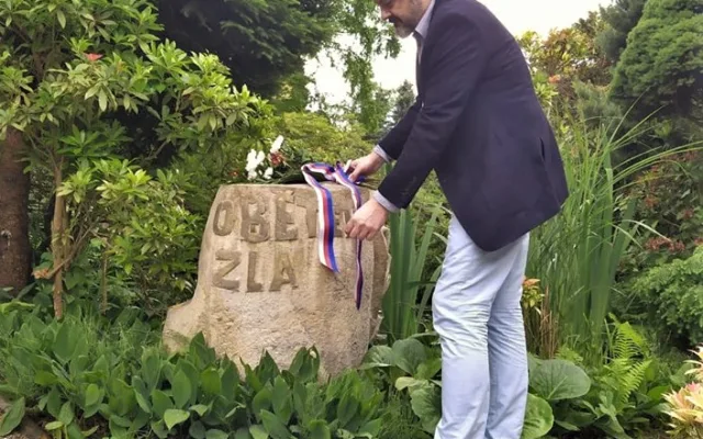 Místostarosta Ondřej Ženíšek u Památníku obětem zla