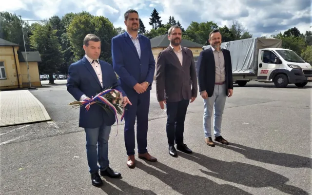 Vedení centrálního městského obvodu u pomníku před borskou věznicí