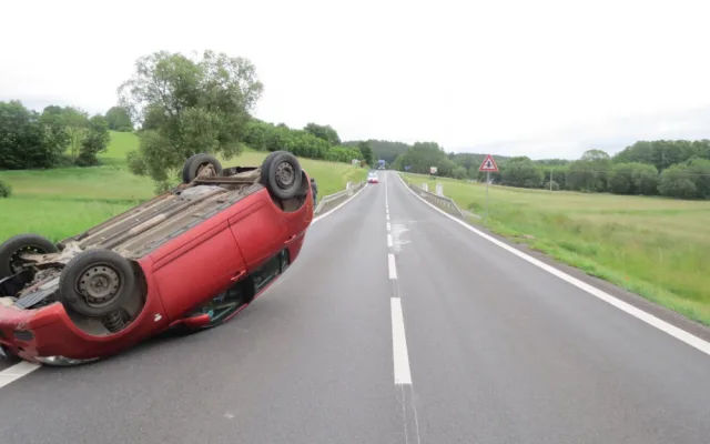 Unavený motorista najel na svodidla a následně se převrátil na střechu