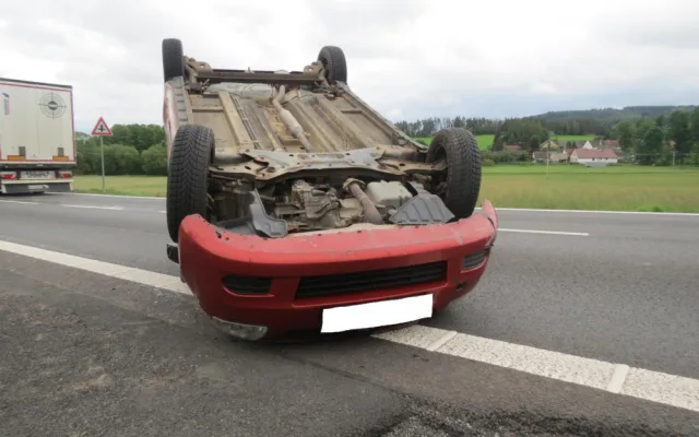 Unavený motorista najel na svodidla a následně se převrátil na střechu