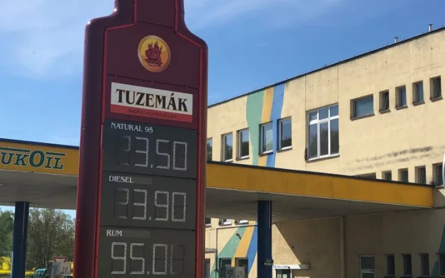 Nový totem ve tvaru lahve Tuzemáku u čerpací stanice