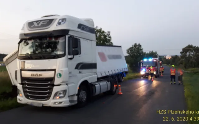 Při ranní nehodě kamionu se utrhl návěs a skončil zarytý v příkopu