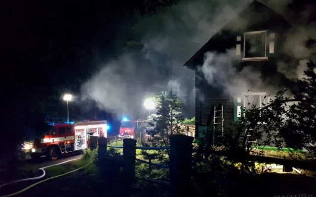 Hasiči v noci likvidovali požár dřevěné chaty na šumavském Špičáku