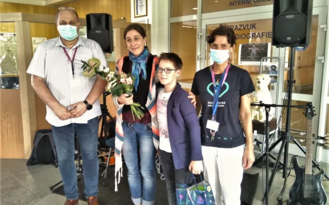 Jak slíbil, tak učinil, Honzík Kubiš (10) poděkoval Domažlické nemocnici koncertem