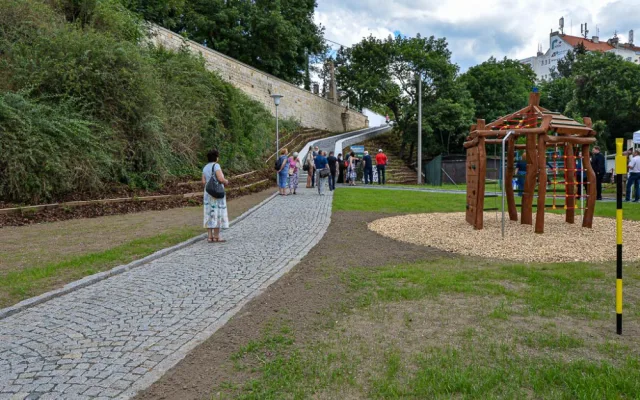 Cesta z Mikulášské ulice k Radbuze přes Park u Ježíška vede přes nové schodiště
