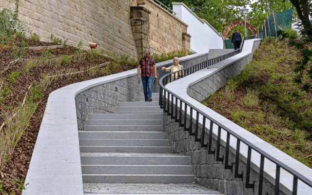 Cesta z Mikulášské ulice k Radbuze přes Park u Ježíška vede přes nové schodiště