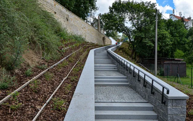 Cesta z Mikulášské ulice k Radbuze přes Park u Ježíška vede přes nové schodiště