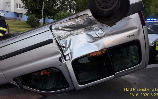 Při ranní nehodě dvou automobilů se zranili tři lidé