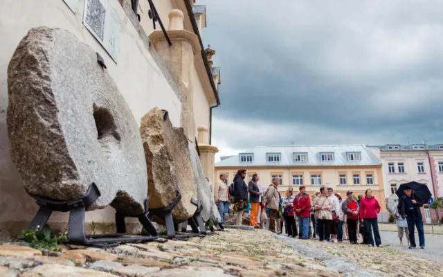 Turisté mohou vyrazit na komentované prohlídky městem
