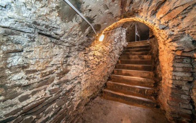 Při prohlídkách se lidé podívají i do sklepení radnice