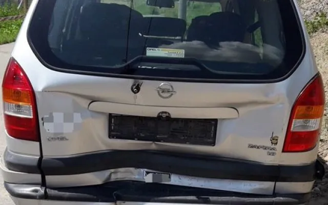 Čtyři děti se zranily při srážce dvou osobních automobilů, jeden se převrátil na bok