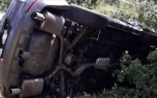 Vozidlo značky Subaru skončilo po nárazu mimo silnici převrácené na boku