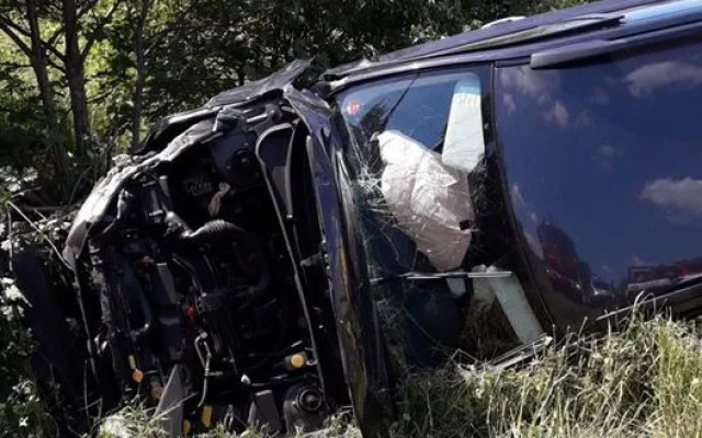 Vozidlo značky Subaru skončilo po nárazu mimo silnici převrácené na boku
