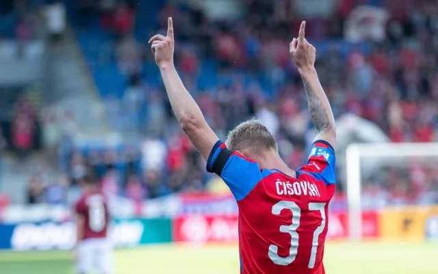 V duelu poznamenaném smutnou událostí porazila Viktorie pražskou Spartu 2:1