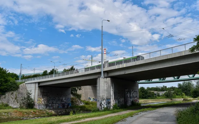 Další komplikace v plzeňské dopravě, pro auta se uzavře most v Těšínské na Doubravce