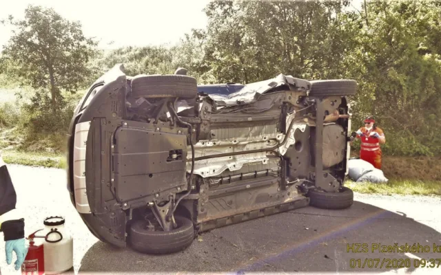 Cizinec nedal přednost v jízdě, dva automobily se srazily v křižovatce