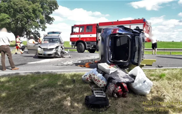 Cizinec nedal přednost v jízdě, dva automobily se srazily v křižovatce