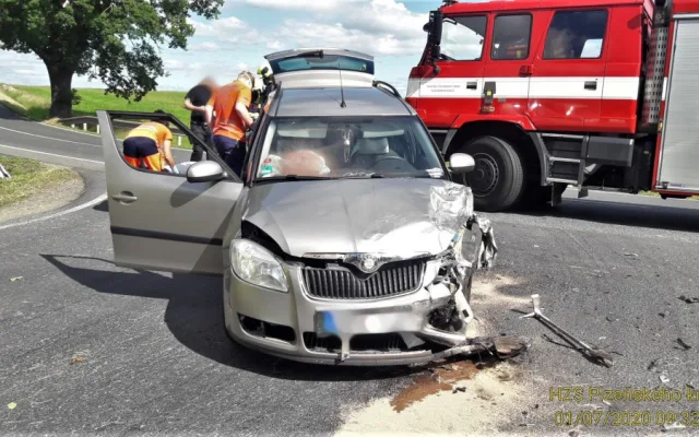 Cizinec nedal přednost v jízdě, dva automobily se srazily v křižovatce
