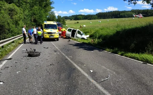 Čelní střet dvou osobáků si vyžádal jeden lidský život, dva muži utrpěli těžká zranění