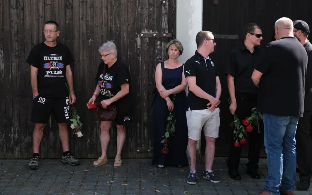 Plzeň se loučila s Mariánem Čišovským, fanoušci dojemně hladili jeho fotografii