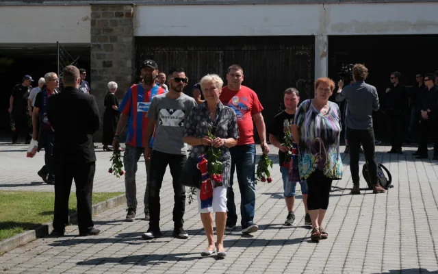 Plzeň se loučila s Mariánem Čišovským, fanoušci dojemně hladili jeho fotografii