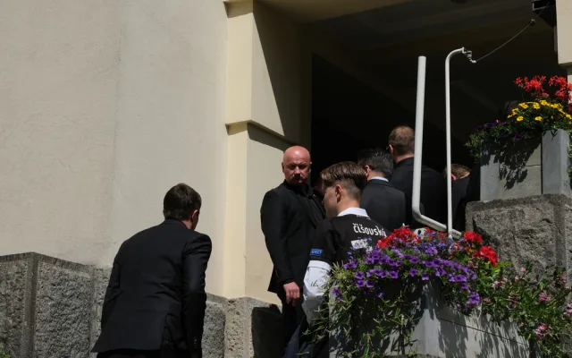 Plzeň se loučila s Mariánem Čišovským, fanoušci dojemně hladili jeho fotografii