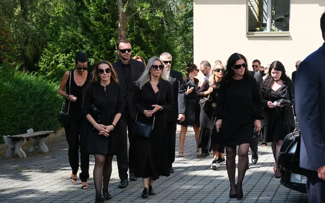 Plzeň se loučila s Mariánem Čišovským, fanoušci dojemně hladili jeho fotografii