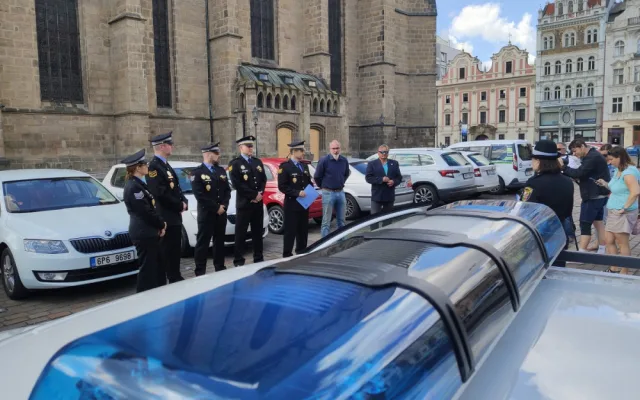 Nová páka na podvodníky, policejní vůz sám rozezná SPZ a pozná, zda není auto kradené
