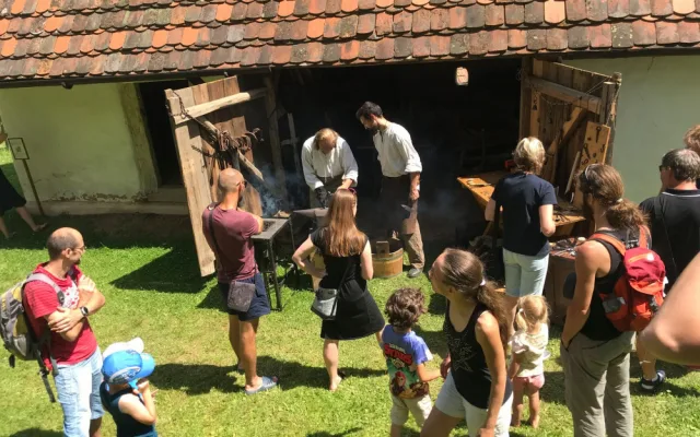 Skanzen u hradu Velhartice poprvé ukázal interiéry domů